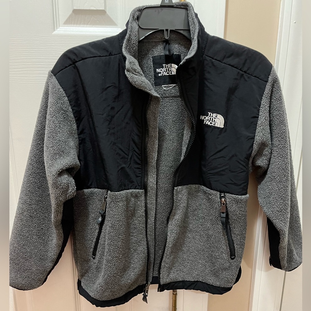 The North Face boys full-zip gray/black fleece jacket, size Medium 10.